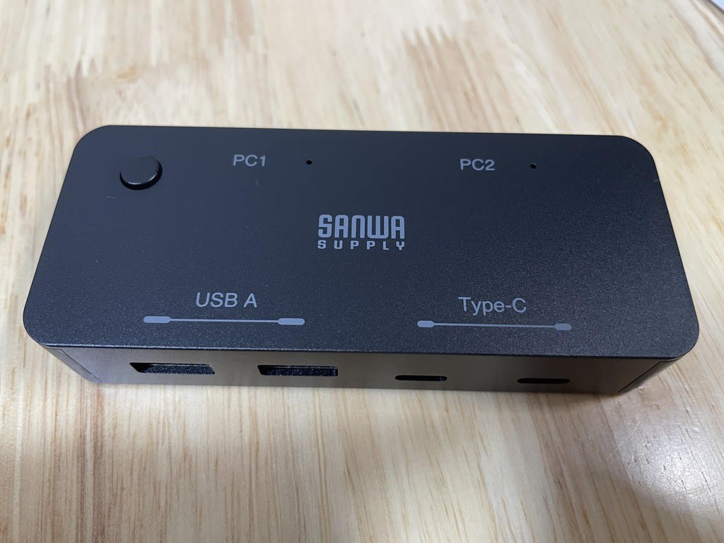 サンワダイレクト 400-SW041の実機外観と切替ボタン・接続端子
